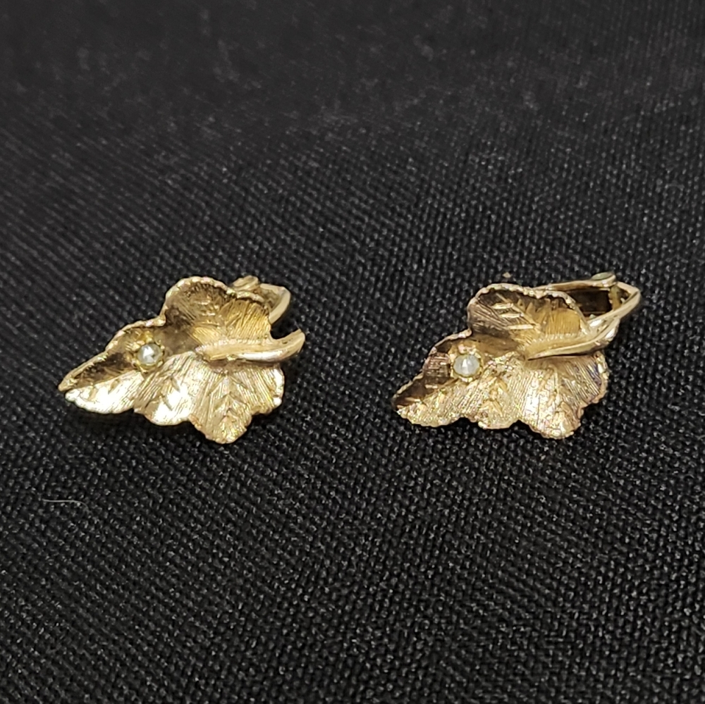 Vintage AVON Radiant Leaf Clip On Earrings - Goldtone Leaf with Rhinestone